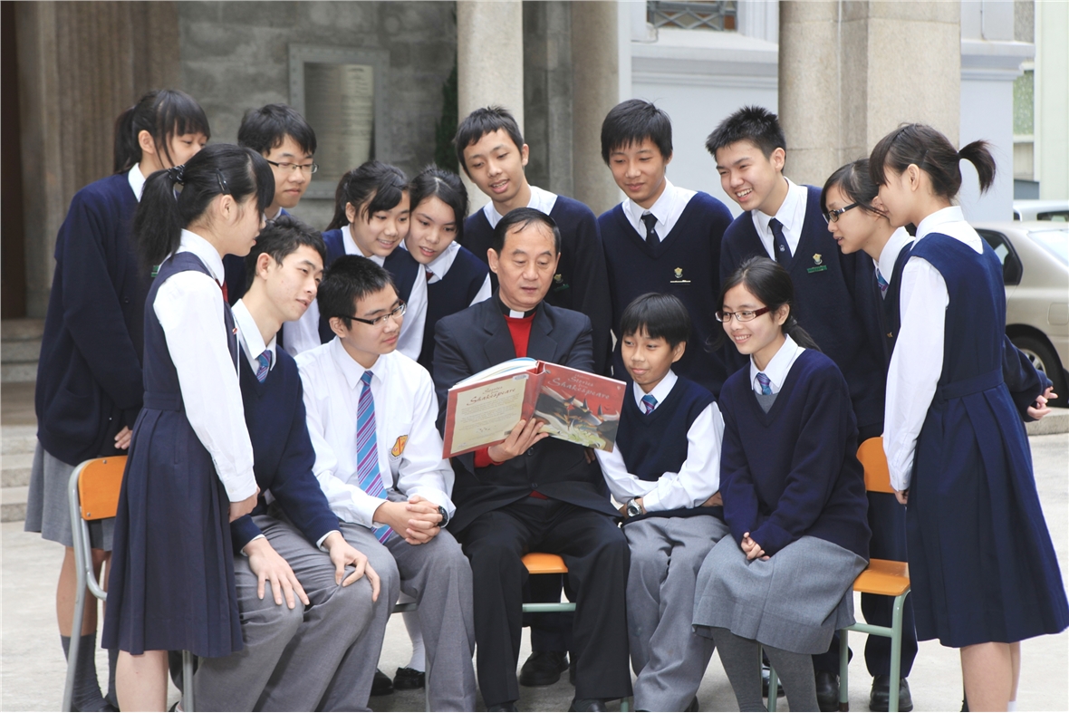閻神父與明愛學生合照