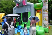小朋友在充氣城堡內遊玩